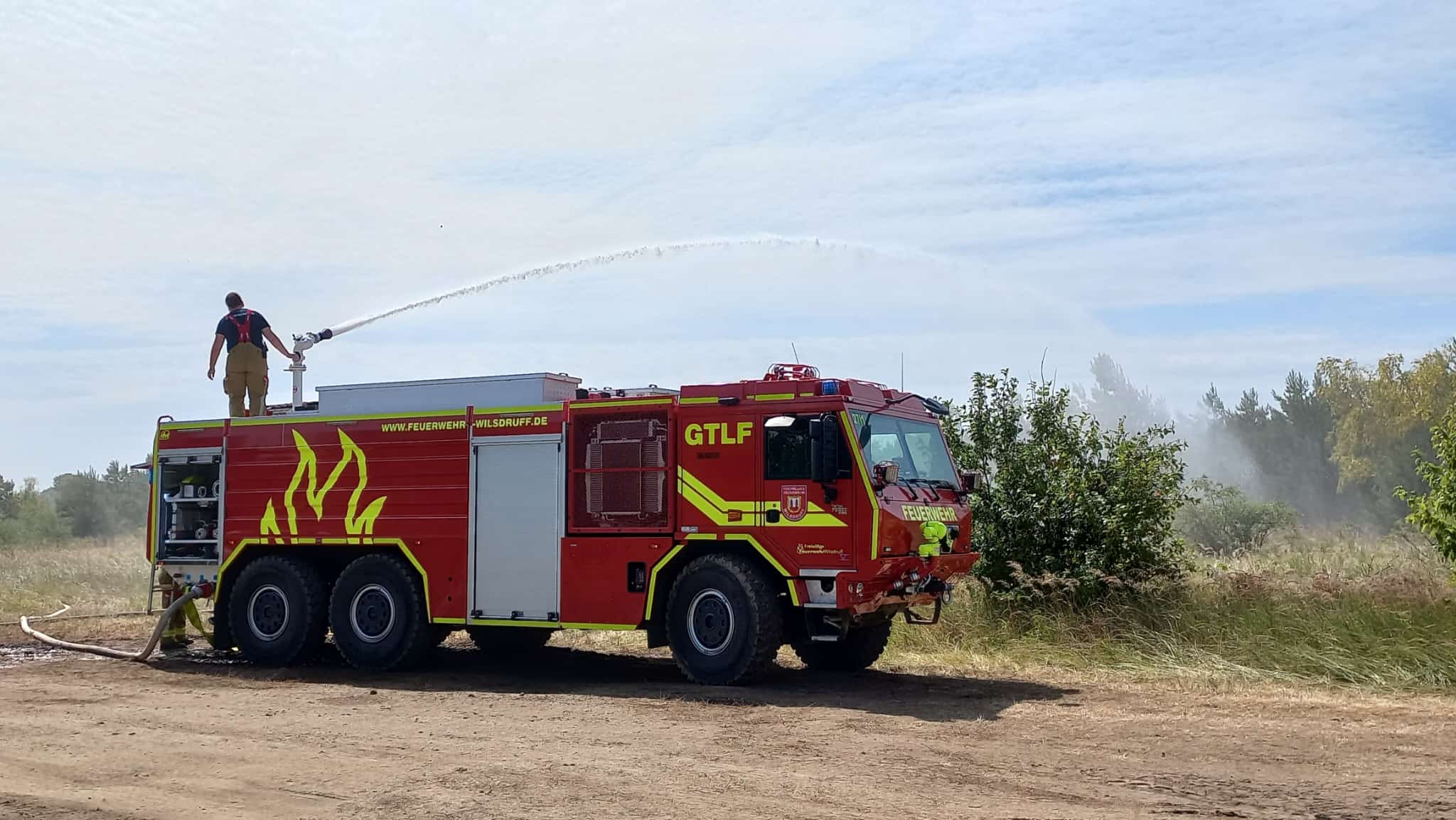 2025_Waldbrand_05_Wasserwerfer_FW_Wilsdruff